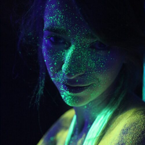 Kolorowe portrety w świetle UV